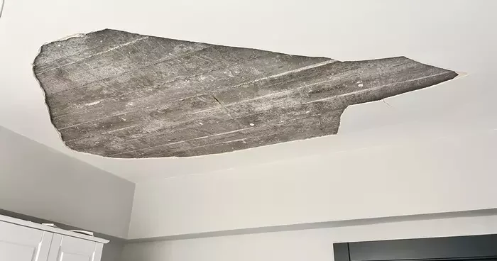 Ankara da bebek, çöken tavan sıvasından saniyelerle kurtuldu