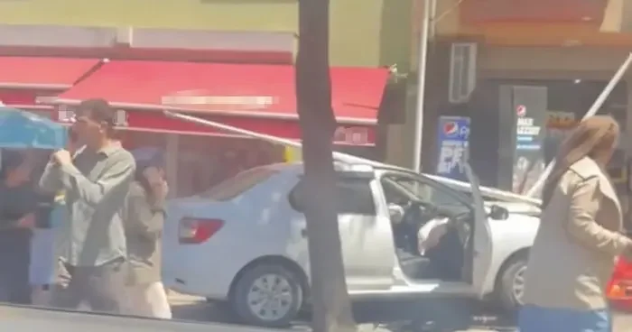 Sancaktepe’de kontrolden çıkan otomobil bakkal dükkanına daldı