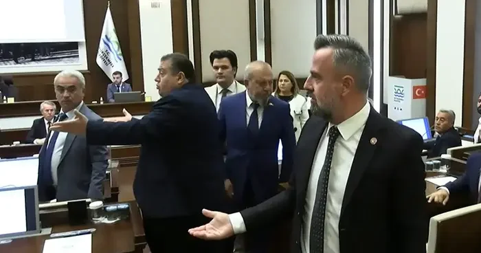 Büyükçekmece Belediyesi nde seçim sırasında gerginlik: Birbirlerine bağırarak çıkıştılar! Yeni başkanvekili Hakan Çebi oldu