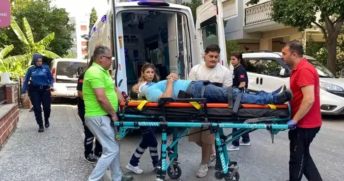 Klima tamiri yapmak isterken merdivenden düşen usta yaralandı