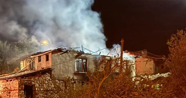 Bursa’da ahşap ev çıkan yangında küle döndü VİDEO İZLE