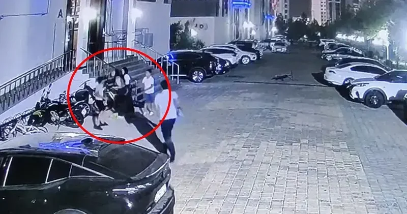 Oğlu ile tartışan çocuğa silah çekip, havaya ateş etti; o anlar kamerada