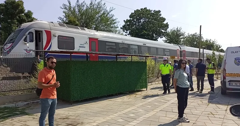 Raylardan geçerken yolcu treni çarptı, feci şekilde öldü Sözcü Gazetesi