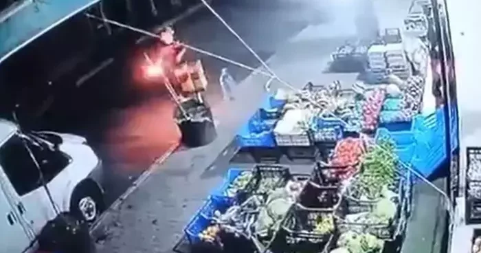 Yer: Küçükçekmece! Rahat tavırlarla gelip marketi hedef aldı... Korkunç anlar kamerada!