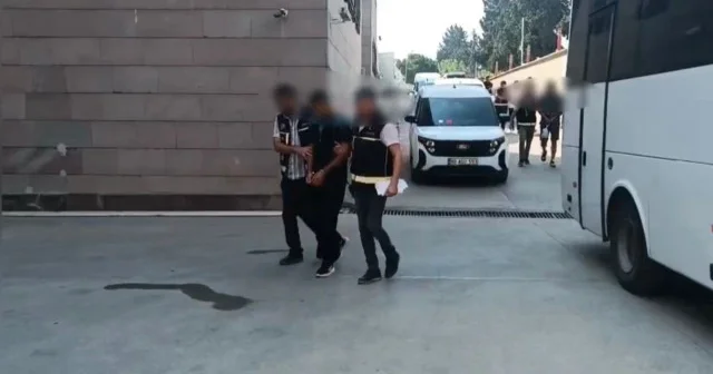 AVM önünde dehşet: Yaralılar var Gündem Haberleri