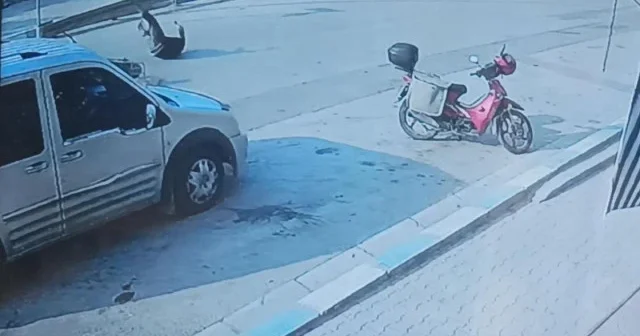 Hatay da kapıyı açmasıyla motosiklet sürücüsü yere yığıldı: Kaza sonrası yaşanan gergin anlar kamerada VİDEO İZLE