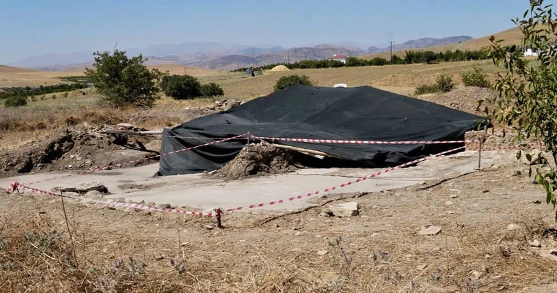 Tarla sahibi kazmayı vururken çok korktu: Servet çıktı