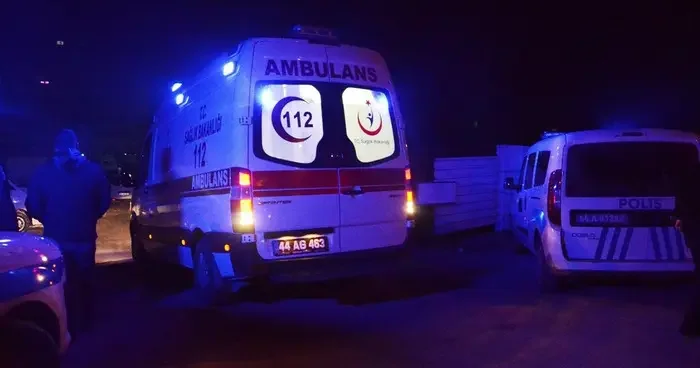 Hastaya giden ambulansa saldırı! Sağlık çalışanlarını darp ettiler...