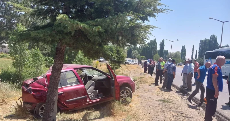 Afyonkarahisar da tır otomobile çarptı, ölü ve yaralılar var