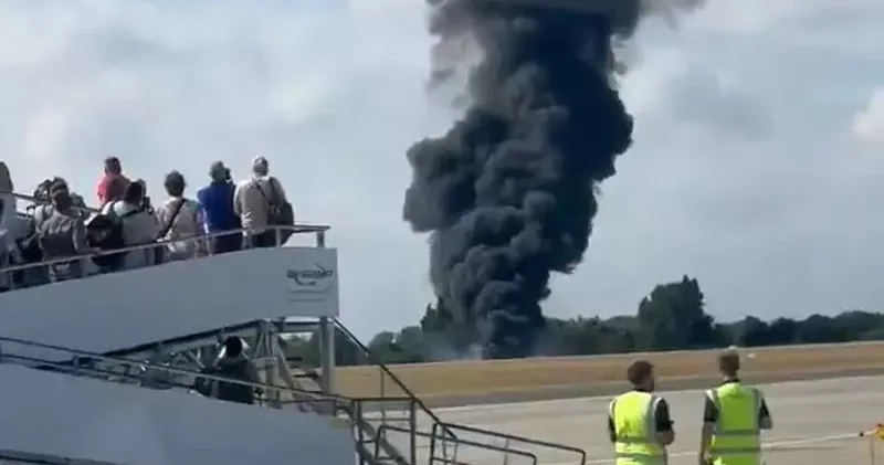 Londra da küçük uçak düştü