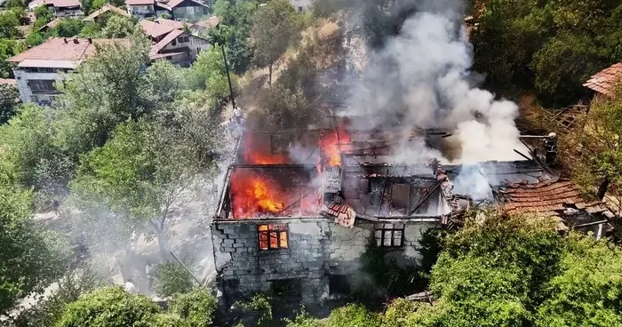 Otluk alanda sıçrayan yangın iki katlı evi kül etti