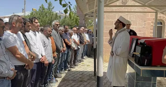 Kaza kurşunuyla ölen polisin cenazesi toprağa verildi