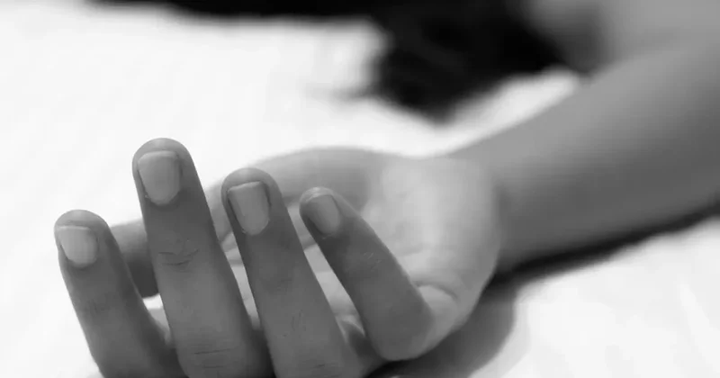 Irkçı Saldırı: Cezayirli Kadın Bıçaklanarak Öldürüldü