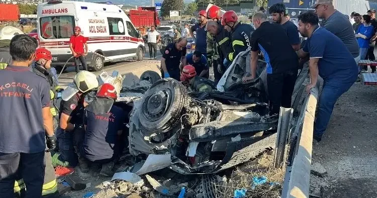Kocaeli’de feci kaza! İki otomobil ve TIR çarpıştı; 5 ölü, 1 yaralı