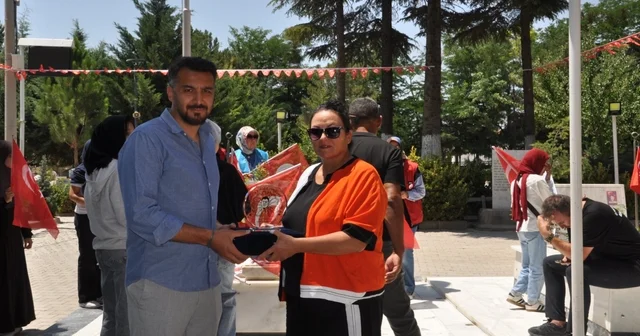 Şehit Ömer Halisdemir anısına 750 kilometre pedal çevirip şehit toprağını kabrine ulaştırdı Niğde Haberleri