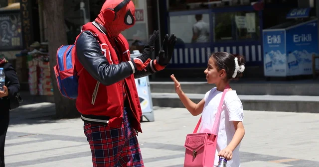 Türkiye yi gezen Örümcek Adam Siirt te Siirt Haberleri