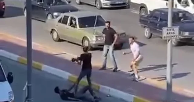 Trafikte çekiçli ve sopalı kavga kamerada Sakarya Haberleri