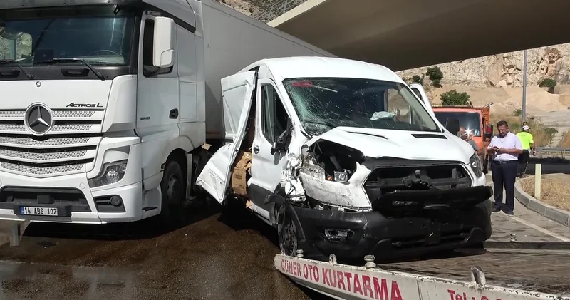 Kamyonet kavşakta tırla çarpıştı! Kaza kamerada
