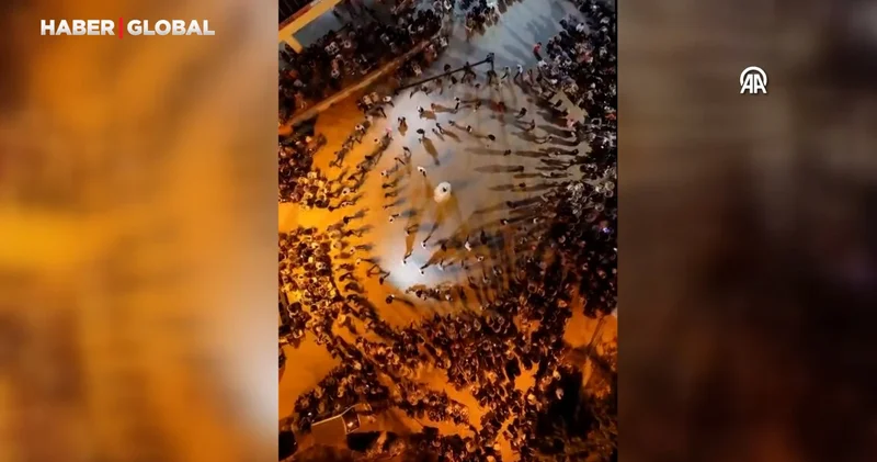 Köy düğününde yüzlerce kişi gelin ve damatla zeybek oynadı