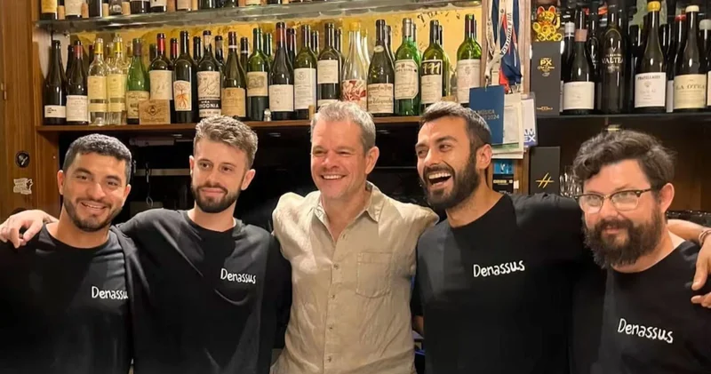 Matt Damon şoförünün tavsiyesiyle Barcelona’da küçük bir restorana gidince sosyal medya yıkıldı