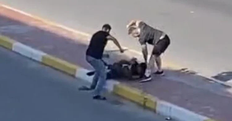 Cadde ortasında vahşet! Çekiç ve sopalı kavga kamerada