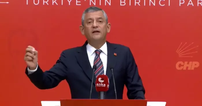 Son dakika AK Parti ye kuruluş yıl dönümü hediyesi demişti! Özgür Özel saat 12 de kameralar karşısına geçti