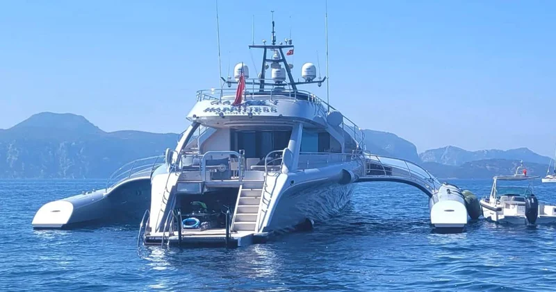 Uzay gemisi gibi tekne Hisarönü’ne indi