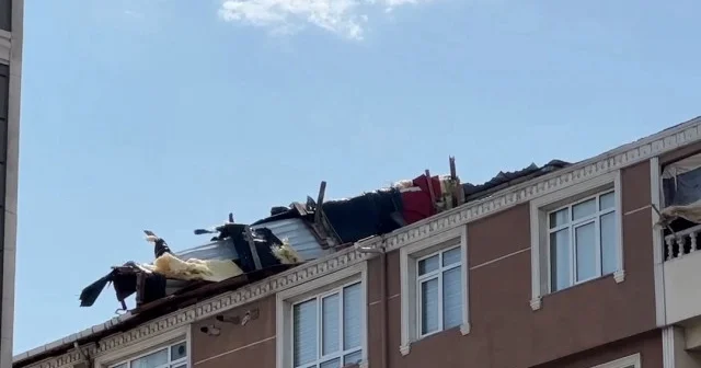 Kartal’da rüzgar nedeniyle 7 katlı binanın çatısı uçtu VİDEO İZLE