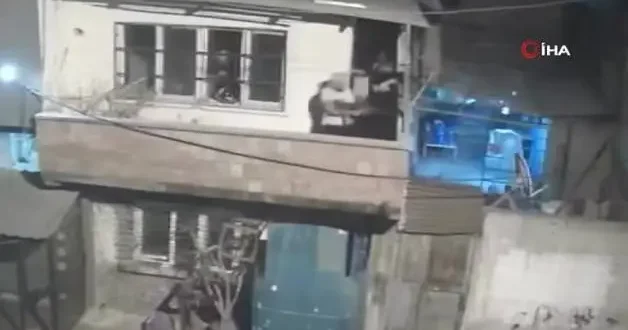 Adana da Cali yi aratmayan çatışma: Balkondan balkona birbirlerine sıktılar...