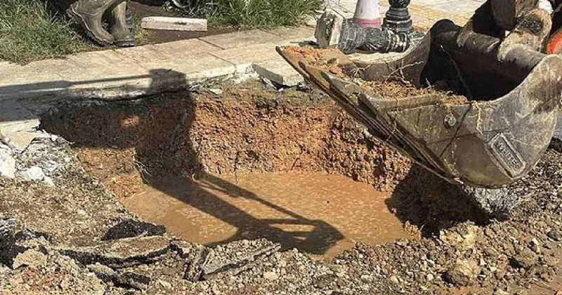 İsale hattı patladı: Sular denizin rengini kahverengiye çevirdi
