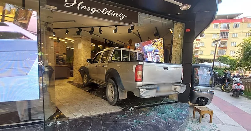 Panik anları! Pikap mağazaya daldı, 2 kişi yaralandı Sözcü Gazetesi