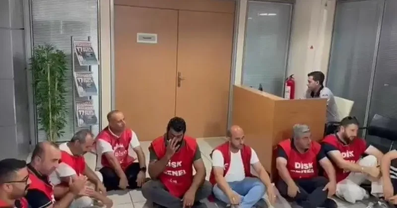 İzmir Karşıyaka Belediyesi işçileri, maaş alamadıkları gerekçesiyle eylem yaptı