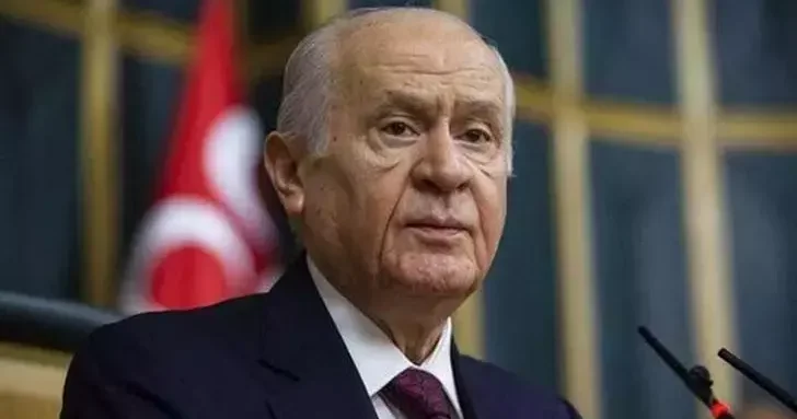 MHP Genel Başkanı Devlet Bahçeli, AK Parti nin yaşını 4 mavi gül ve mavi orkideden oluşan çelenk gönderdi