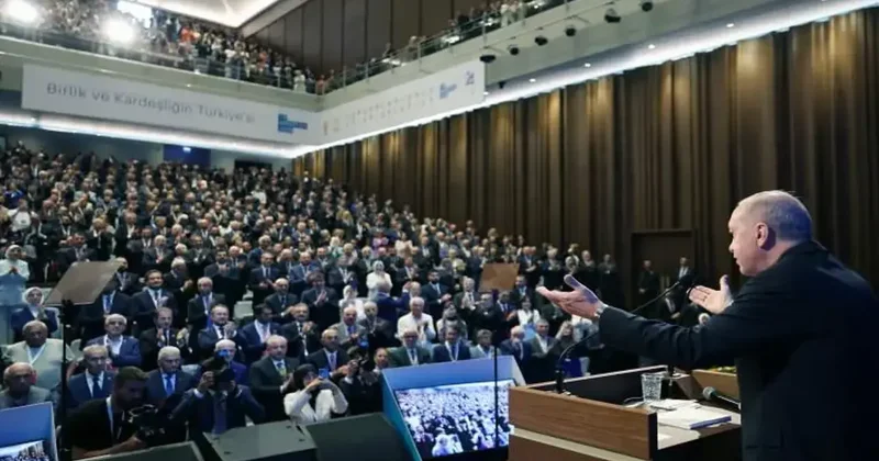 Cumhurbaşkanı Erdoğan AK Parti ye katılan yeni isimlere rozet taktı
