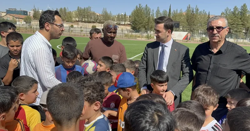 Eski Trabzonsporlu İbrahim Yattara, Midyat’ta çocuklarla buluştu