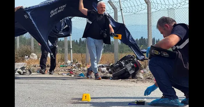 Otomobil ve motosiklet birbirine girdi... Birinde uyuşturucu diğerinde kullanma aparatı çıktı!