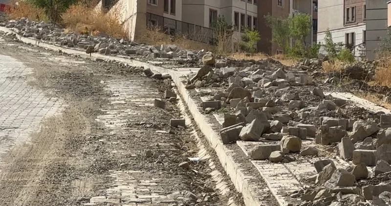 Kaldırımlarda bırakılan moloz yığınlarına vatandaştan tepki