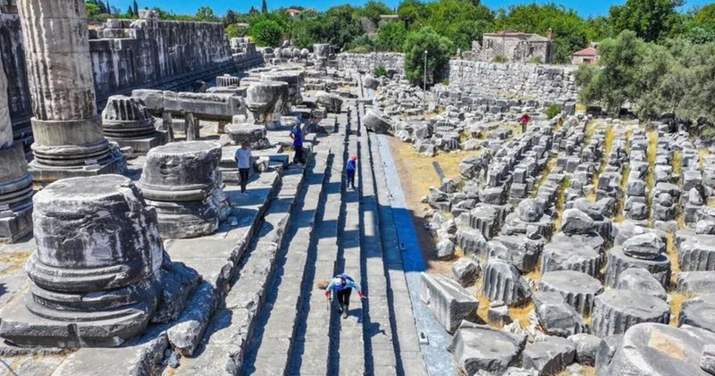 Dünyanın ilk kehanet merkezi Apollon Tapınağı, gece müzeciliğine açıldı