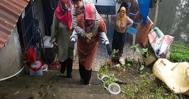 Down sendromlu Zümra yı sırtında taşıyan annesi ve teyzesinden yol isteği Rize Haberleri