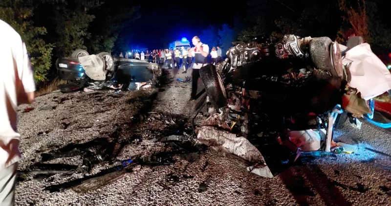 Çanakkale de feci kaza! Paramparça olan araçlarda 6 kişi can verdi