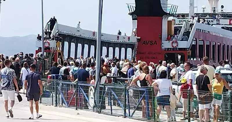 Fazla yolcusu bulunan feribotun limandan kalkışına izin verilmedi