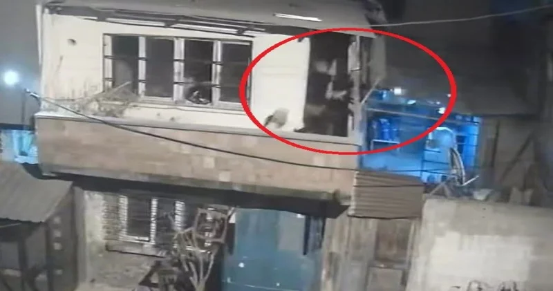 Adana da komşular balkonda çatıştı