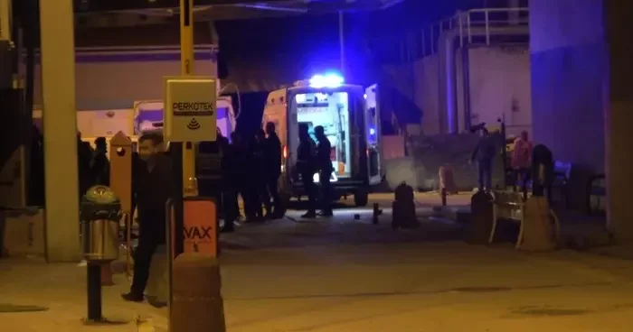İzinsiz tezgah tartışması kanlı bitti: 2 zabıta memuru yaralandı