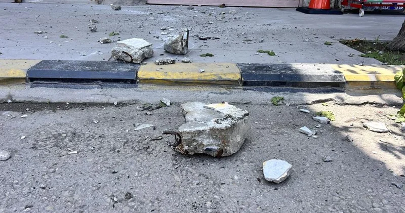 Binadan kopan taş parçaları korkuttu