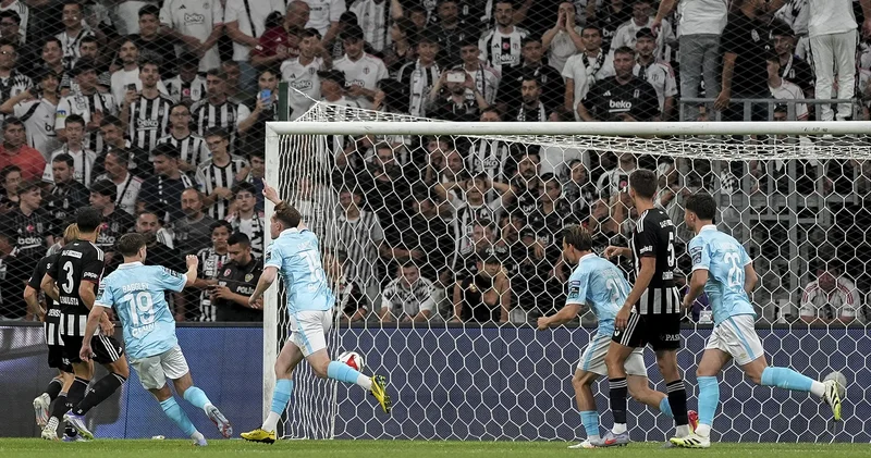 Beşiktaş taraftarından ilk yarıda takıma sert tepki!