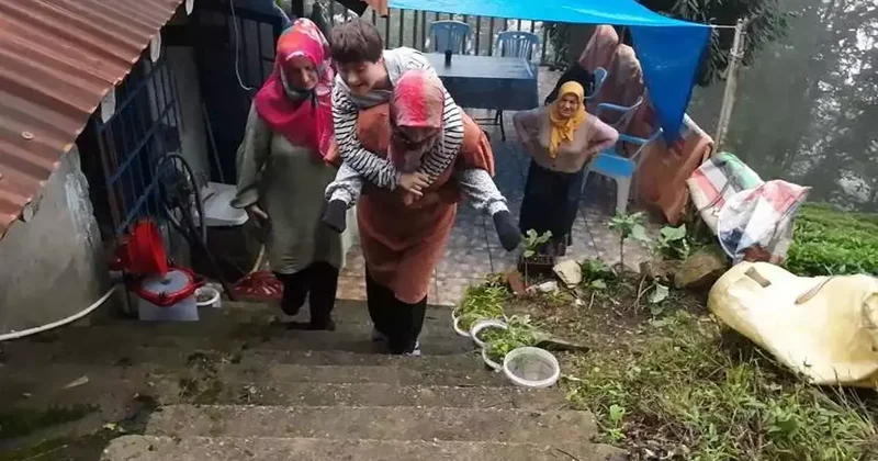 Zümra’yı 50 metre sırtında taşıyan anne: Kayar bir şey olur diye korkuyorum