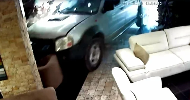 Sürücü rahatsızlanınca kamyonet, araca çarpıp mağazaya daldı; olay anı kamerada Manisa Haberleri