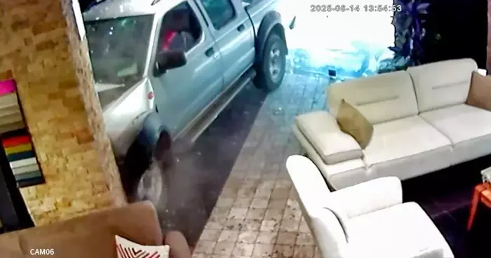 Sürücünün tansiyonu düştü, araç önündeki araca çarpıp mağazaya daldı