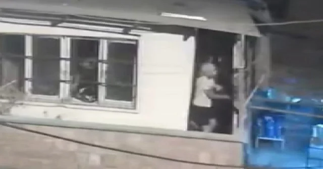 Film sahnesi değil gerçek görüntüler: Gözü dönen komşular balkondan balkona silahla çatıştı VİDEO İZLE