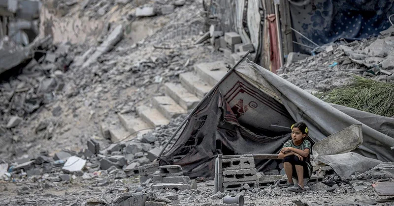 Katil İsrail, Gazze de tarihi eserlerin bulunduğu binanın yer aldığı bölgeyi bombaladı